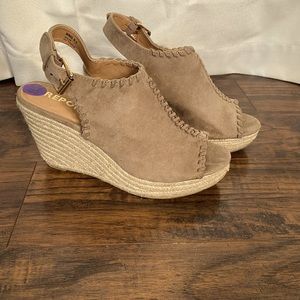 NWOT 4” heel leather Report sandals.